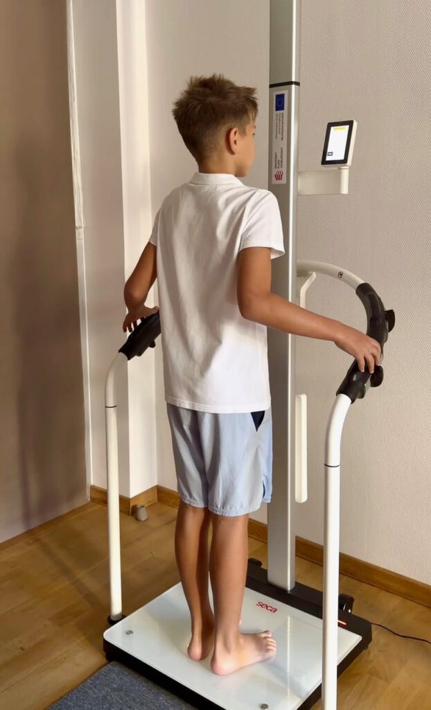 Analiza składu ciała dziecka na urządzeniu SECA 555 w Alpina Body Lab